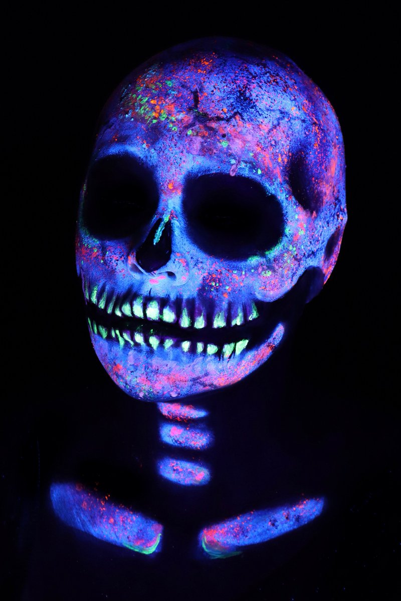 HannahLisaMUA's tweet photo. UV Skull inspired by the galaxy - because we’re all made of stardust 💫✨

🖌️Mehron Paradise AQ Pro Palette 
🖌️Kryolan UV Aqua Colours and setting powder
🖌️Graftobian bald cap and grease paint

#spooky #halloween #halloweenmakeup https://t.co/QI2JytZTvv