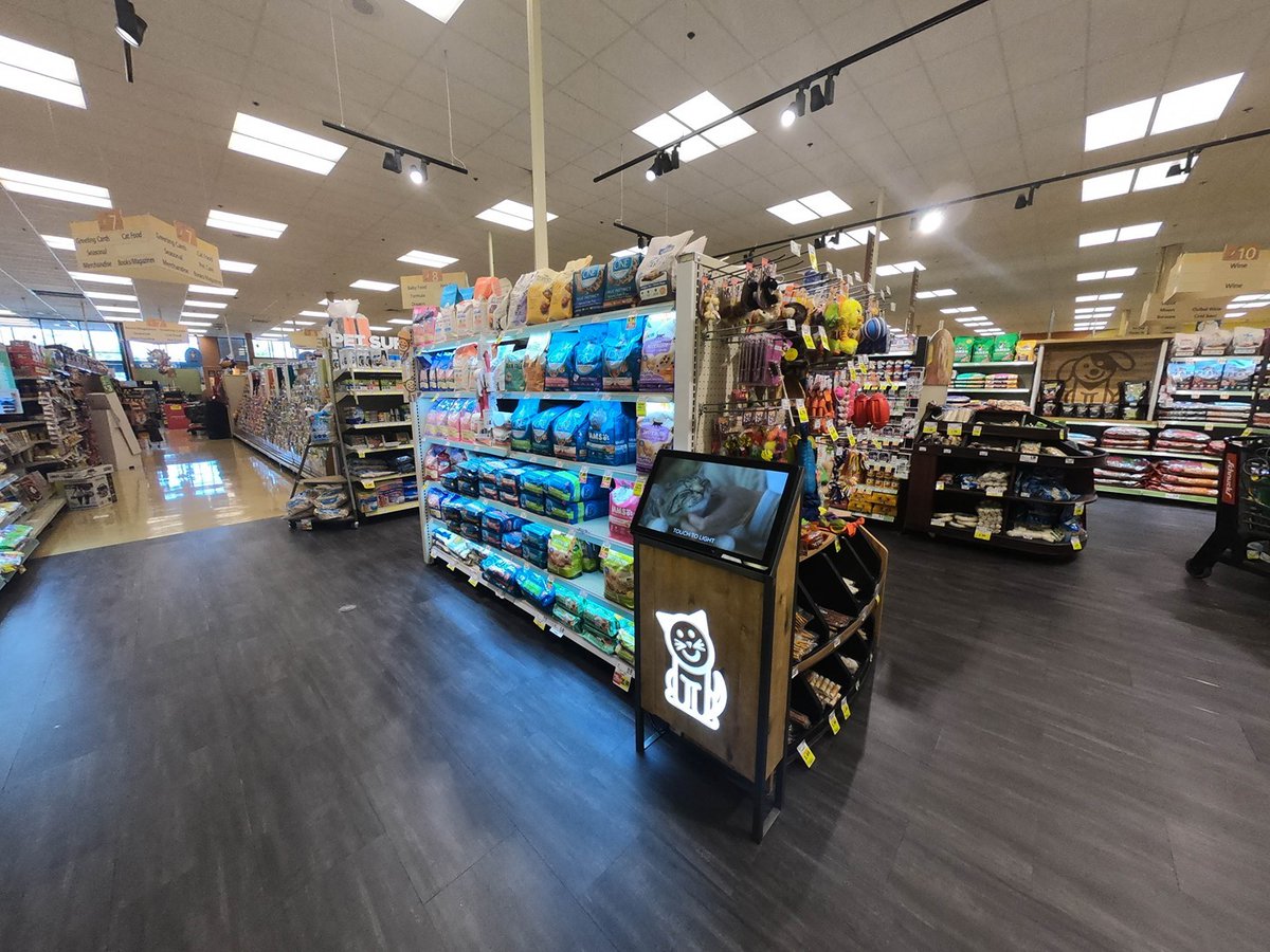 What a difference the light makes! Light up your aisle and help your customers find the product they are looking for.

touchrate.com/solutions/inte…

#digitalinnovation #customerexperience