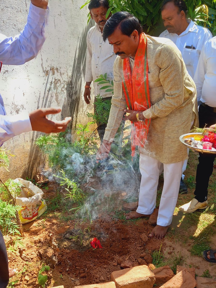 DharmendrLodhii's tweet photo. आज विवेकानंद उच्चतर माध्यमिक विद्यालय बनवार में कन्या पूजन किया छात्राओं को कोरोना वायरस से बचाव व महिला सशक्तिकरण हेतु प्रेरित किया तथा शाला परिसर में पौधारोपण किया। https://t.co/4SBRIe5YIH