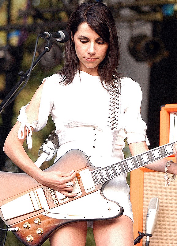 Happy birthday PJ HARVEY!
(October 9, 1969) 