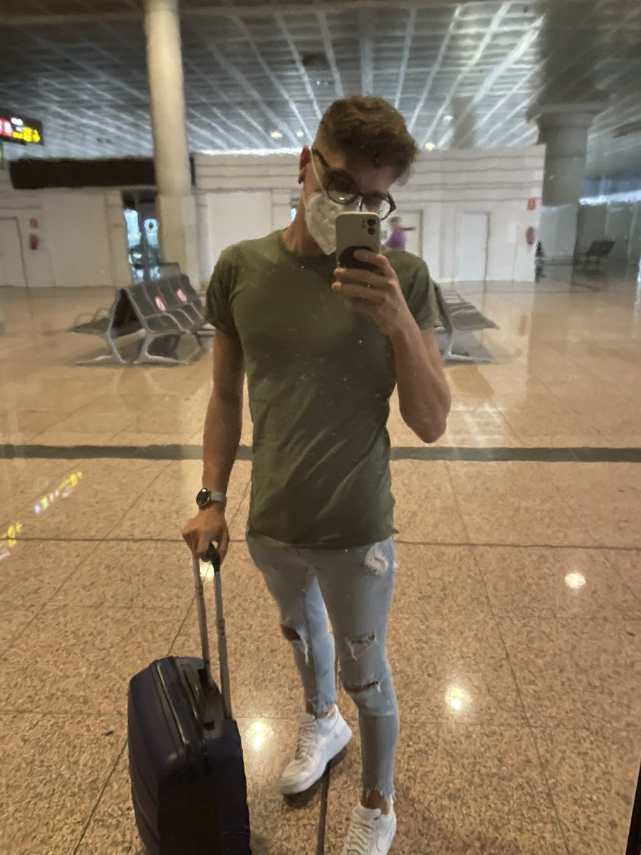 oskar0981's tweet photo. Hoy es mi 5º aniversario y pues he decidido ir a Rumania para hacerle una sorpresa ya que está de Erasmus y no se espera nada 🙌🏻 https://t.co/JsRaTlIBrT