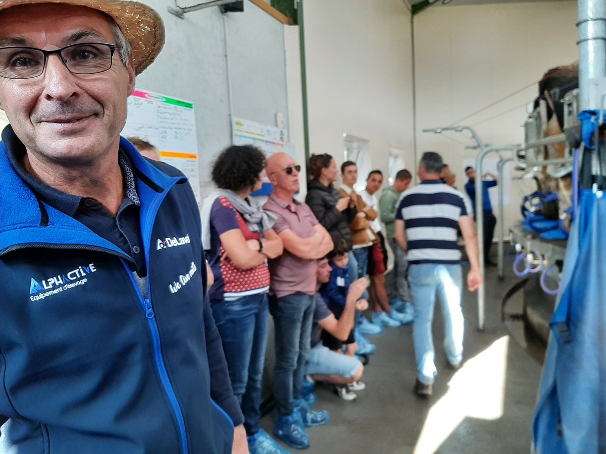 AgnesTEXIER's tweet photo. Très bonne fin de semaine à la Porte Ouverte au Gaec La Mélodie avec #Alphactive
Un élevage #JusteEtVendeen 3 frères Jollet et JCh Dahéron
Un public nombreux et intéressé pour découvrir la traite dans un roto https://t.co/0At9lmz8ki