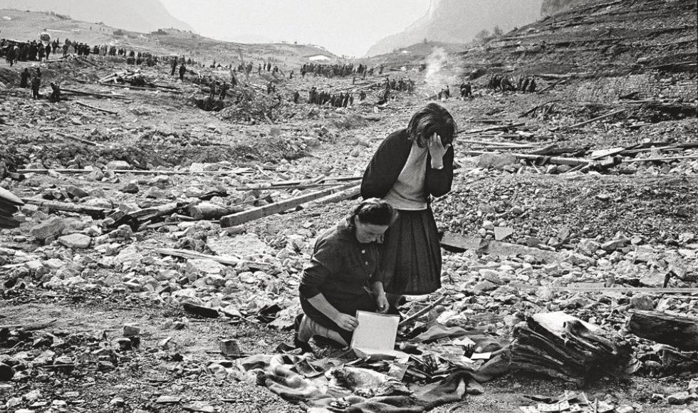 GiuseppeConteIT's tweet photo. Il 9 ottobre 1963 è una data che non possiamo dimenticare. La tragedia del #Vajont, con le sue 1917 vittime, ha profondamente segnato il nostro Paese, e ancora oggi ci richiama al vincolo di adottare tutte le precauzioni per tutelare l’ecosistema e prevenire disastri ambientali. https://t.co/aKFb0QhHbB