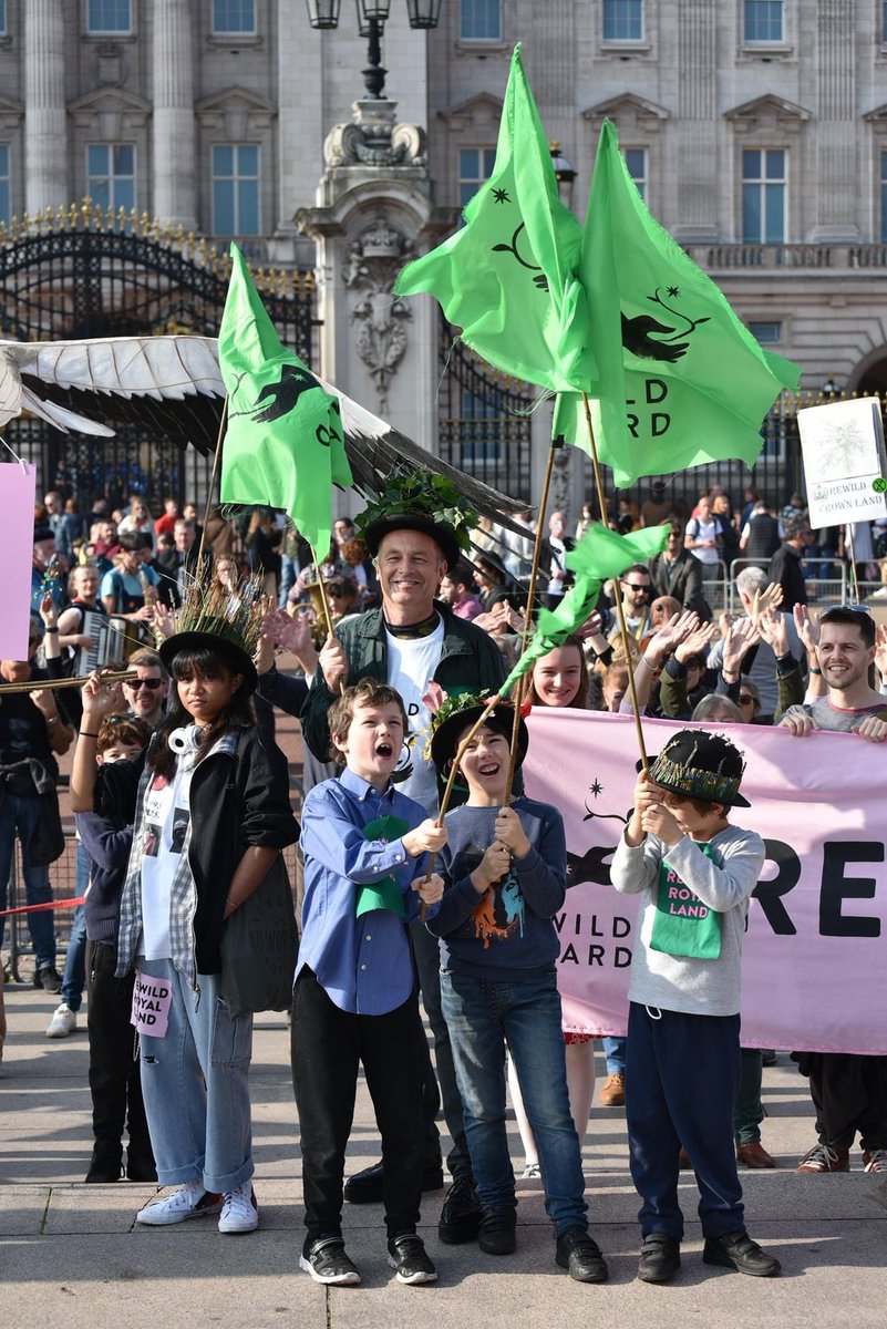 ⚡️This afternoon Buckingham Palace opened their gates…for Sim…
…Sim delivered the 100K #RewildTheRoyals petition <a href="/wildcardrewild/">Wild Card</a> &amp; <a href="/ChrisPackham1/">Chris Packham</a> 
🙏🌱…there’s a hopeful spring in our step tonight 🌱🎶💚🙏