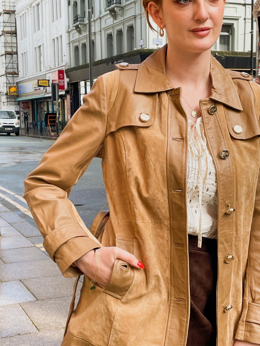 Causing a commotion in this versatile 2 in 1 suede dress/trench 🙌 
​
​How would you style this autumn dream? 🎃🍂