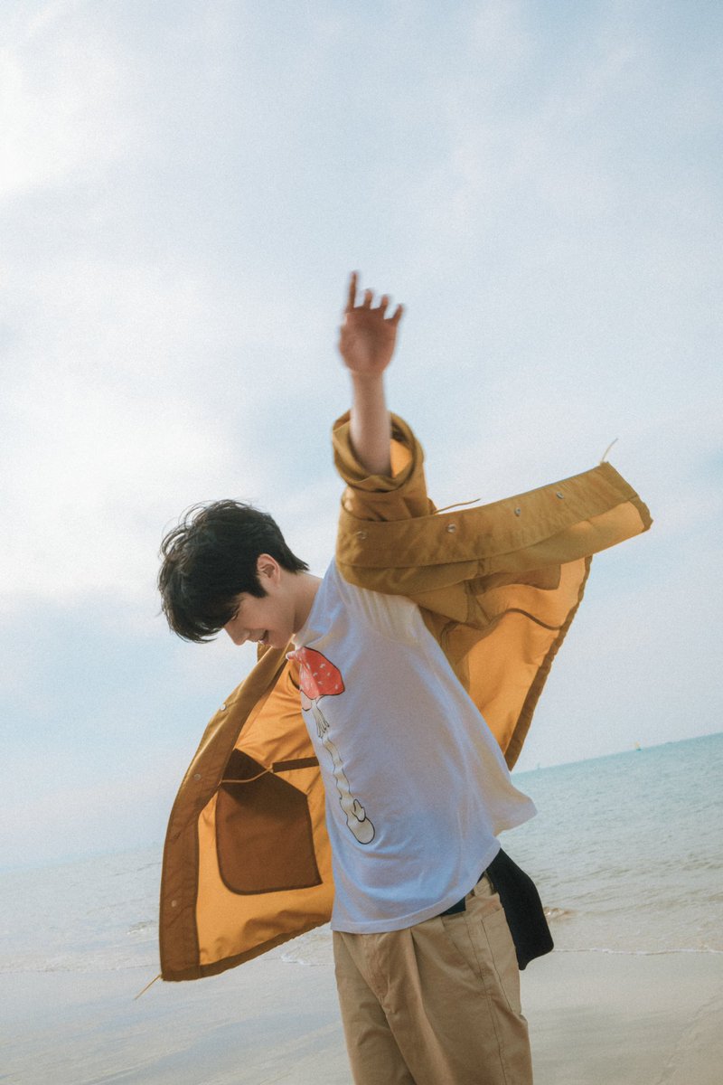 liuhaoran_intl's tweet photo. Happy 24th birthday to Haoran! 🎂 🎉 

May you continue to fulfill your dreams, do what makes you happy, and “see the wind” at your own pace! 

Looking forward to your upcoming works, and continuing to walk with you on every step of your journey! https://t.co/K3c5EHhosi