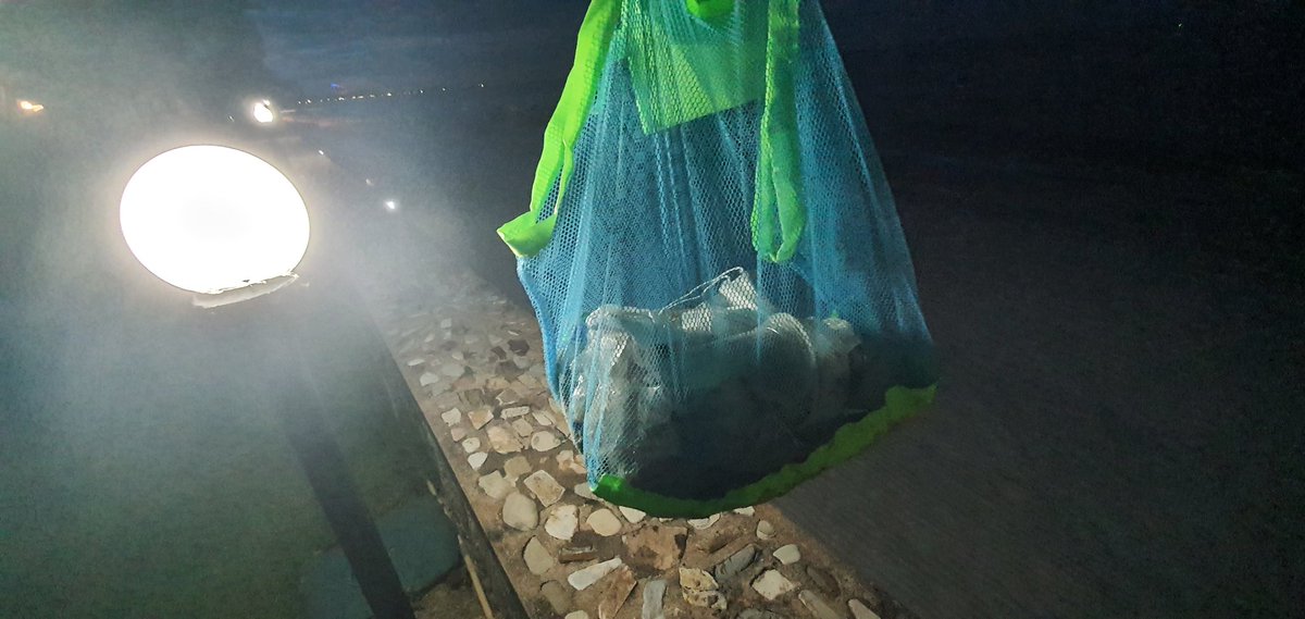 LifeOutLoud_LOL's tweet photo. DAY 18

6kg... 

Big improvement across entire beach... very little #HuaHin litter... most coming in from the ocean today....

Area around Hippie Bar SOOOOO much cleaner!!

Amazing for a Saturday! https://t.co/Auf37GBJQq