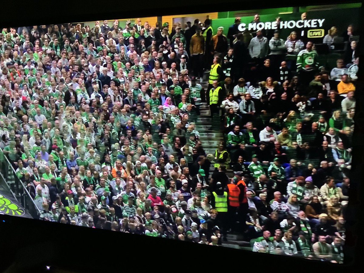 Bjeppss's tweet photo. Fan vilken gåshud jag har HEMMA framför 📺. @angelislandarmy @hograsitt Ni är magiska! Jävla fina ni är! 💚💚💚 @roglebk #roglebk #roglebk #rögle #rogle https://t.co/Rsn0XbfhPj