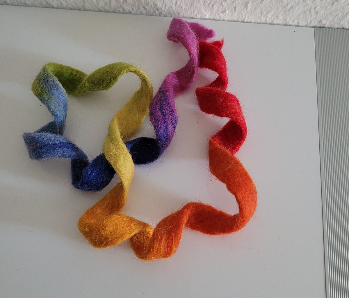 n_dimos's tweet photo. This is supposed to be a cat toy.. but all I can see is #chainbow https://t.co/FdK1GxlfQX