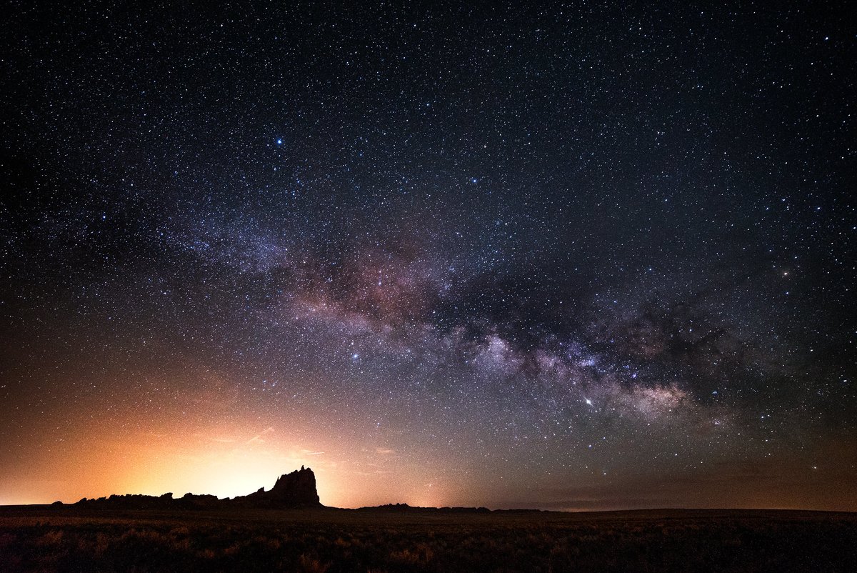 USConsulateBCN's tweet image. Acomiadem la #WorldSpaceWeek2021 mirant cap al cel 🌌. Així es veu la Via Làctia a Shiprock, Nou Mèxic 🤩