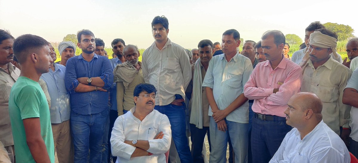jksjaiki's tweet photo. विनम्र श्रद्धांजलि
          जनपद फतेहपुर,विधान सभा जहानाबाद के थाना चांदपुर के अंतर्गत ग्राम खदरा के माटी के लाल,राजेश कुमार पुत्र श्री छोटे लाल का लद्दाख में गस्त के दौरान आतंकवादियों से मुठभेड़ होने पर शहीद होने की दुःखद सूचना मिलने पर शहीद राजेश कुमार के परिवार के बीच में...। https://t.co/XujdJ4X5s1