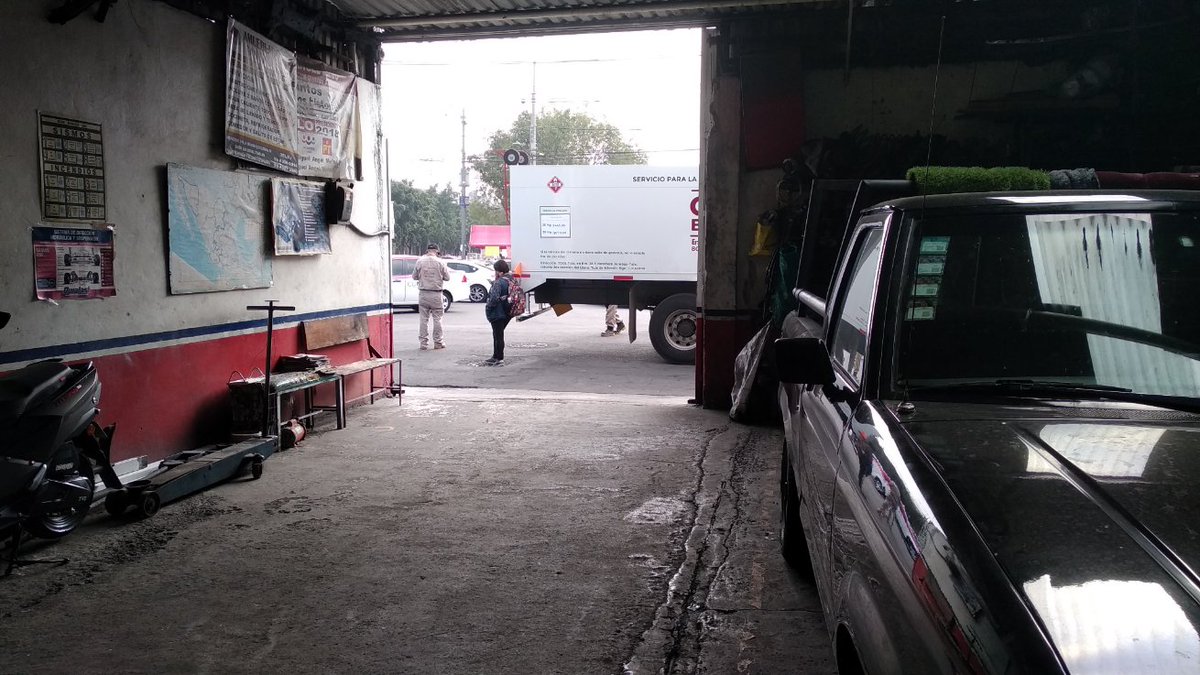 eduardfb's tweet photo. @GasBienestar_MX deberían aplicarles cursos a los que andan en los camiones del @GasBienestar_MX para que respeten las entradas y salidas son prepotentes cuando se les pide no estacionarse en entradas y salidas! https://t.co/GJzztdA849