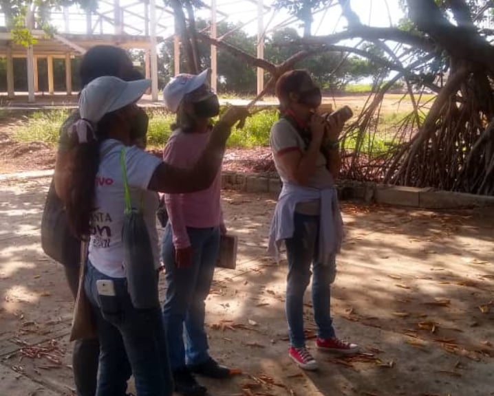 PRENSAICLAM's tweet photo. #Hoy09  Nuestros investigadores hicieron un recorrido en la Plaza Mirador y Buen Maestro para seguír el trabajo de evaluación florística y reconocimiento de la avifauna. Parte del Plan integral de recolección de residuos, desechos sólidos y evaluación de descargas de aguas al LM. https://t.co/fhBCSh8FfU
