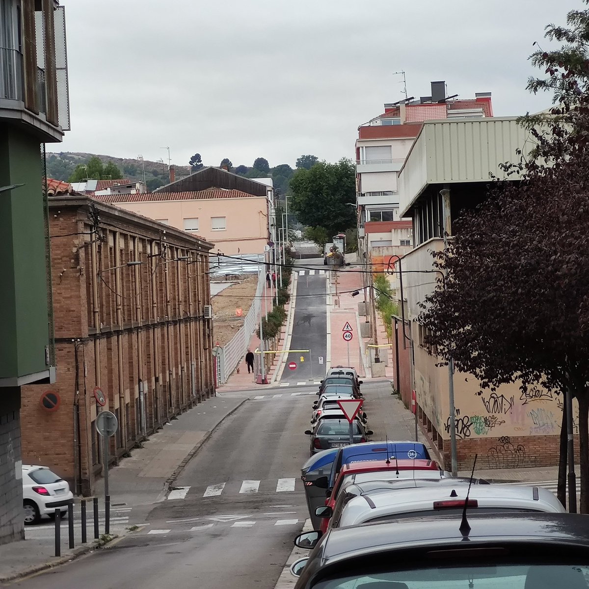 BarriSegleXX's tweet photo. Navas de Tolosa portem des de fa 2 mesos amb el carrer acabat i sense poder passar el bus L9 desviat per carretera, una vergonya de gestió. https://t.co/HPhsNGGufg