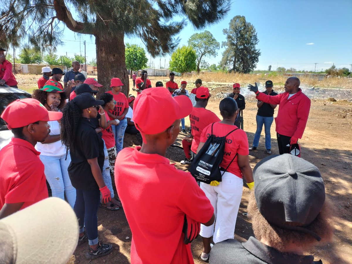 EFFGautengProv's tweet photo. Gauteng Acting Chairperson Commissar @EdwinItani today with EFF Merafong (Khutsong) ward 3 volunteers.

#OurLandAndJobsManje https://t.co/dSLJbHYlPw