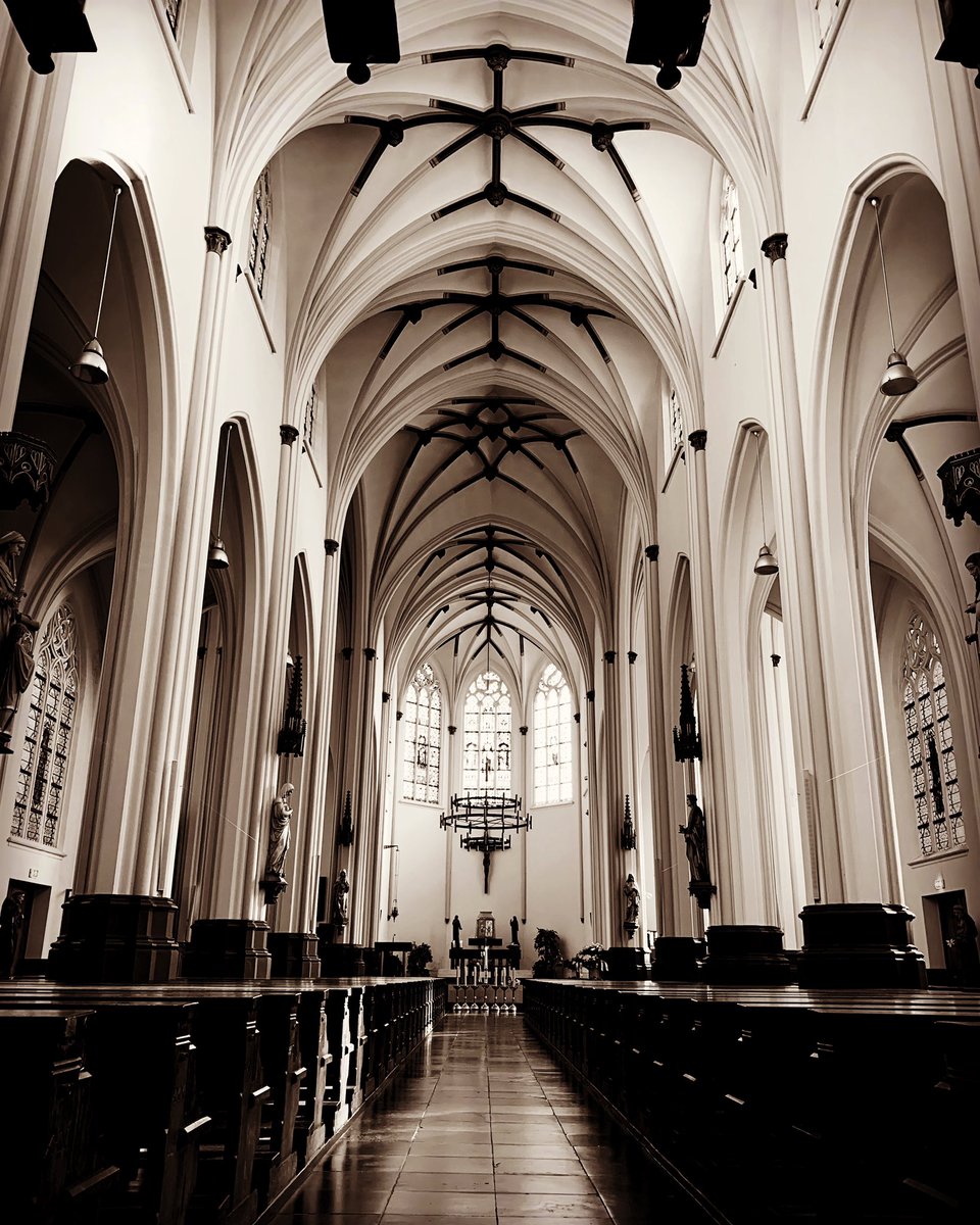 En zo heb je tijden niks en dan ineens weer 3 uitvaarten in 2 weken tijd. Vandaag in de kerk van Mierlo waar ik al vele uitvaarten en huwelijken heb opgeluisterd.

#afscheid #kerk #mierlo #zangeres #hetdorp #magikdanbijjou #onslievevrouwke #leunopmij #avemaria #therose