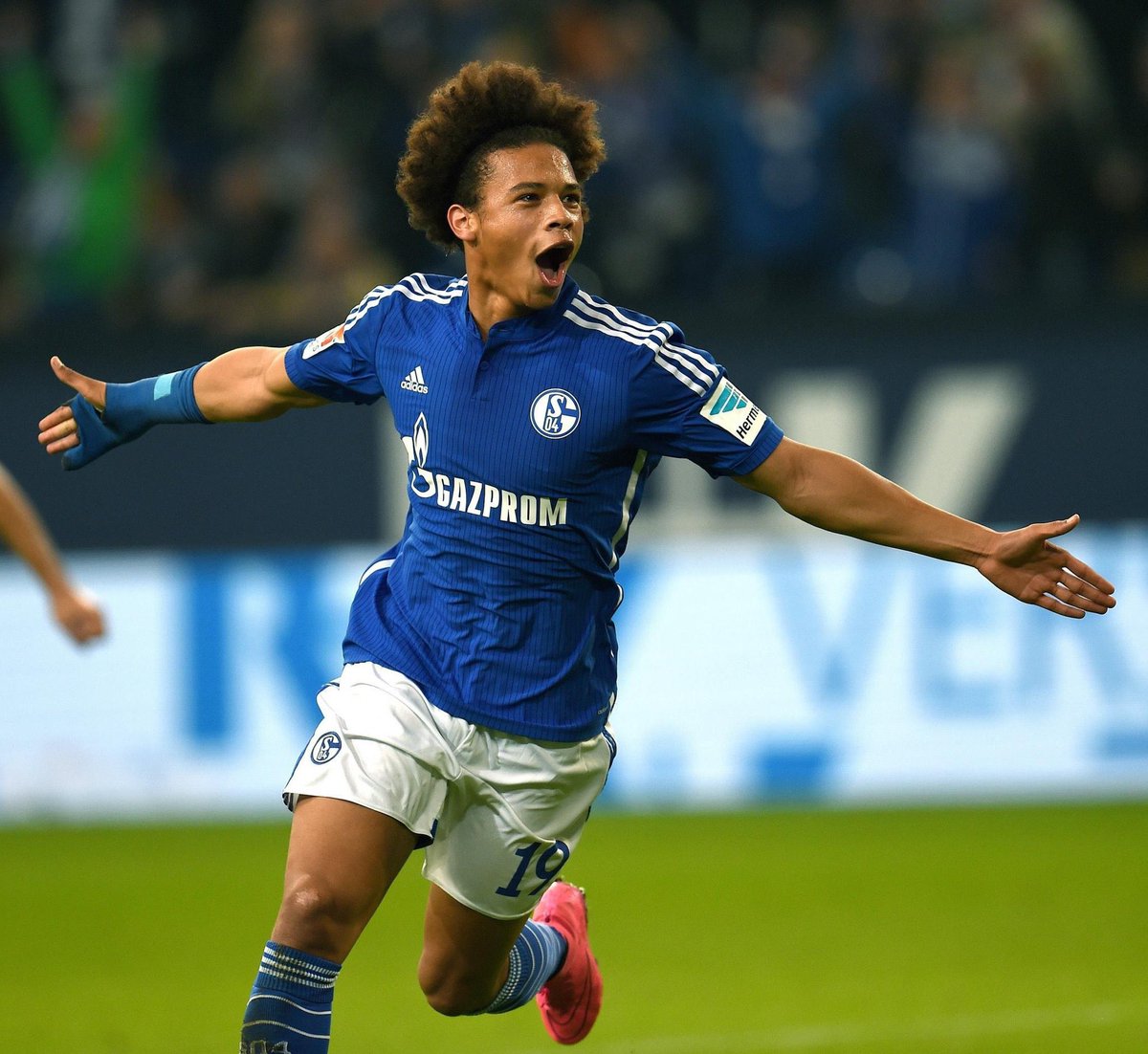 Время в сане. Лерой Сане Шальке. Leroy Sane футболист. Лерой Сане 2016 Shalke 04. Лерой Сане 2024.