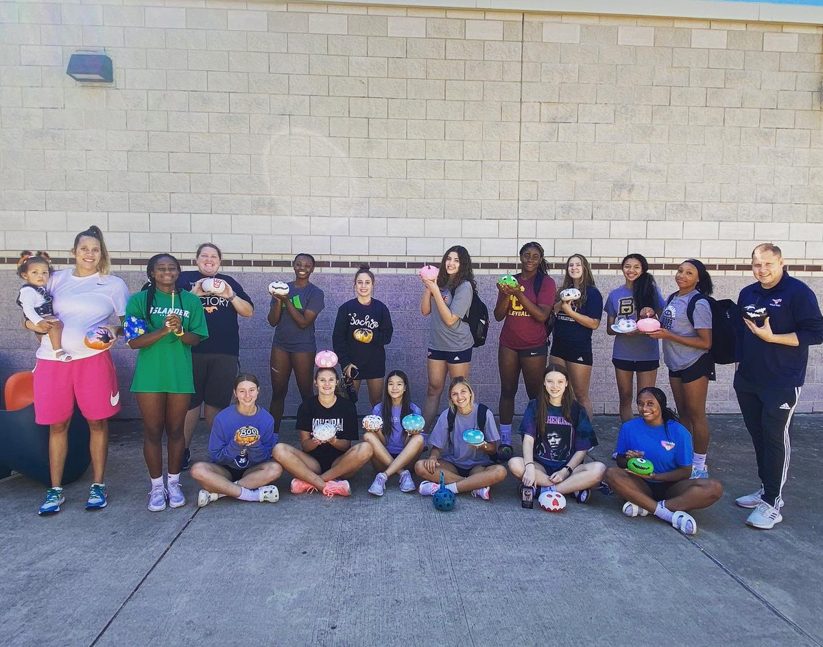 SachseVB's tweet photo. Such a great morning spent together. A surprise breakfast and pumpkin painting! #everymoment #family
#sp🏐🏐kyszn #gotem #trickedthem https://t.co/4hRbOck2wK