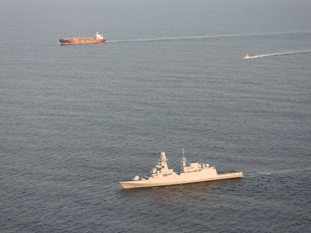 ItalianNavy's tweet photo. Nel #GolfodiGuinea #naveMarceglia interviene in soccorso di un cargo con intrusi a bordo
📖🔗👉 https://t.co/zYcvD3S7l6
#MarinaMilitare #NoiSiamolaMarina #ProfessionistidelMare #OperazioneGabinia https://t.co/Iyh52FAKM6