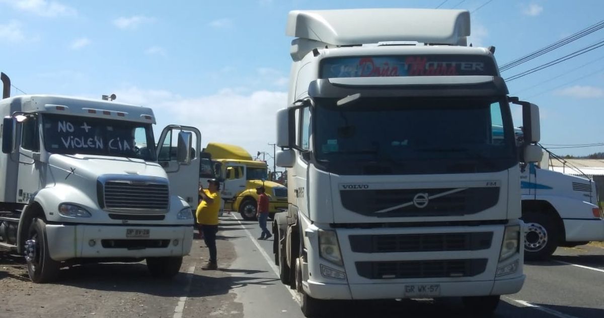 Chahuán defendiendo la corrupción de Piñera mientras tanto los camioneros mantienen bloqueadas las vías al sur del país.
Ahora se lavan la boca con el Estado de Derecho. 

Claritas la prioridades de estos payasos.
 #PiñeraLlegoTuHora