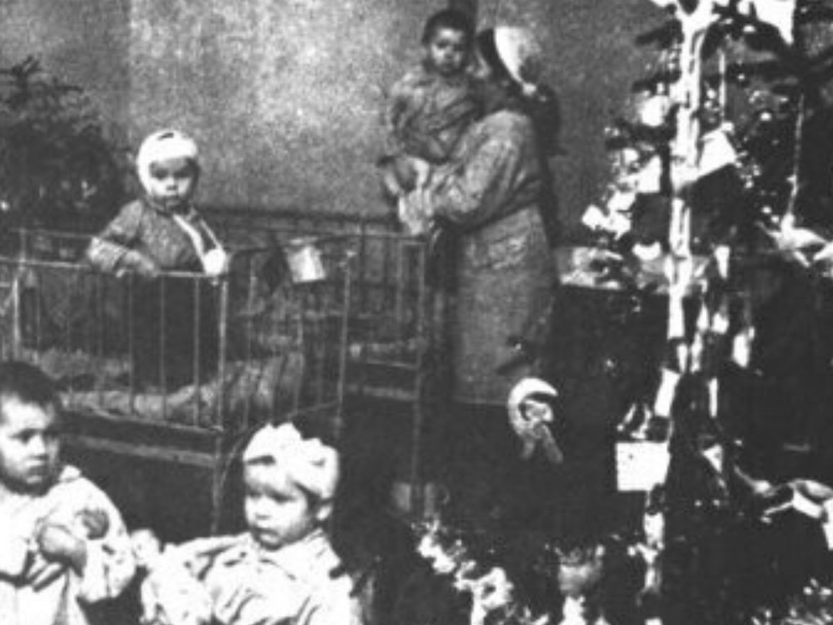 Не могу на это фото смотреть без слёз. На фото ёлка в детской больнице в блокадном Ленинграде. Дата не установлена.