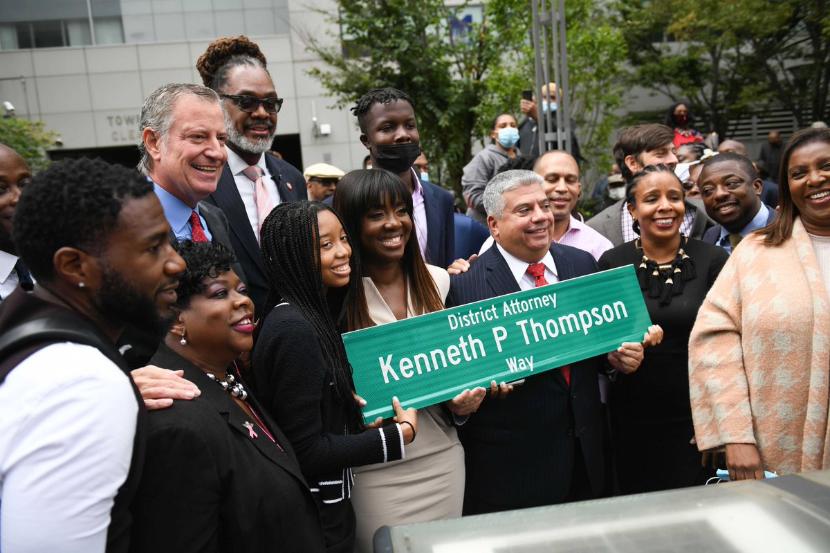 NYCMayor's tweet photo. Ken Thompson made history as the first African American to serve as Brooklyn District Attorney.
His time in office was an unrivaled pursuit of a more fair system for all.
We lost Ken five years ago, but his impact on our city and our justice system is stronger than ever. https://t.co/RgfrQwY1IX