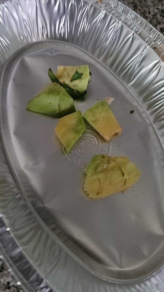 sobrhaj's tweet photo. @ChipotleTweets U guys really need 2 get your sh*t 2gether! 2 str8 orders u've fcukd up! My food 2day has chunks of unripe avocado in it, no green or red salsa and what looks like half a serving of chicken! Last time I nvr evn got my order or refund! WTF! Moe's it shall be!! https://t.co/Q2j9pG3kab