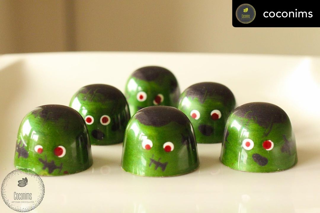 HomeChocFactory's tweet photo. These hand painted Frankenstein pralines by @coconims are adorable! We love how each one has its own character ๐ https://t.co/3MTvm6RWuq
#homechocolatefactory #pastryacademy #chef #pastrychef #baker #chocolatier #halloweenpralines #halloweenchocolates #colouredcocoabutter https://t.co/LW7fgIT3aF