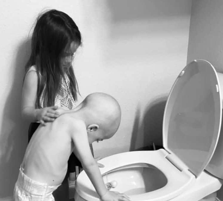 JohanLozada26's tweet photo. ¿Se acuerdan de la foto del niñito en el baño acompañado de su hermanita por los efectos de la quimioterapia en 2019?

El niñito tocó la campanita, ya se recuperó de la leucemia. https://t.co/QST1ETnoy7