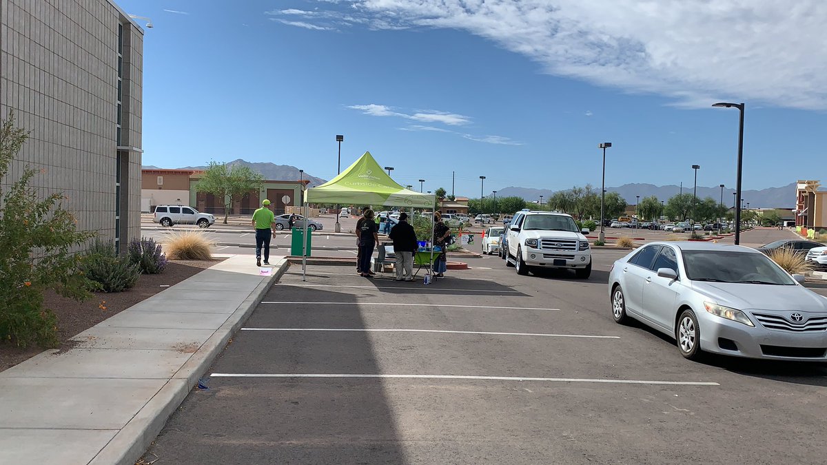 JamesWFox10's tweet photo. Valleywise Health locations in South Phoenix, Peoria, and Chandler are offering free walk-up flu vaccinations, no insurance required. The South Phoenix location line trailed into the street #fox10phoenix https://t.co/S57ulLsQqj