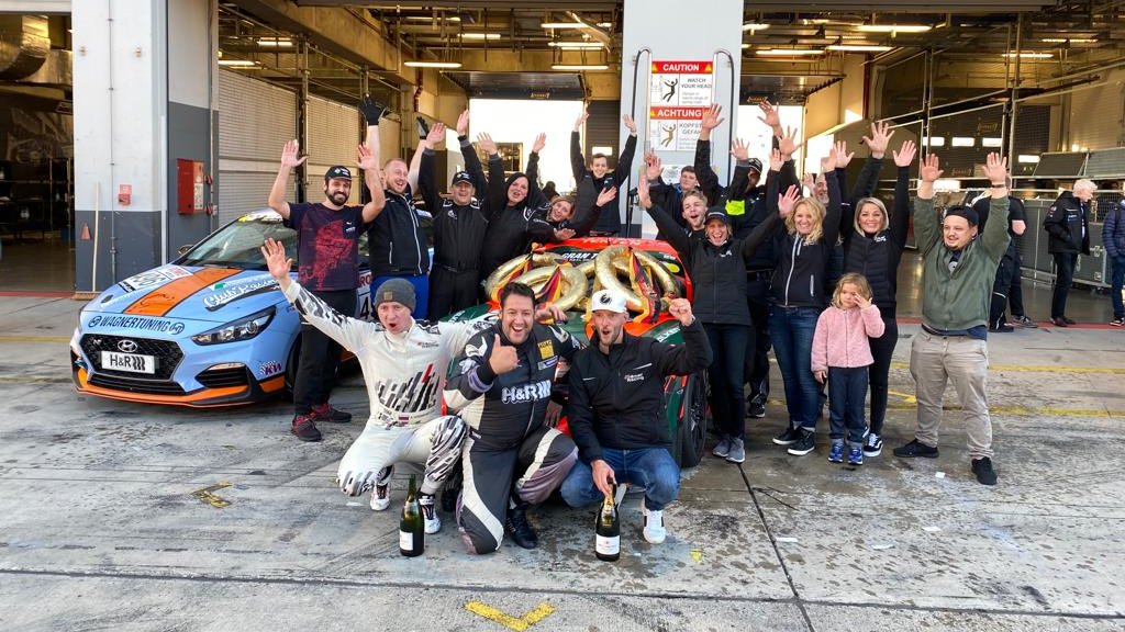 manthey_racing's tweet photo. New #NLS9 results due to a time penalty for Schmickler Performance:
🥇#977 #KKrämerRacing
🥈#982 #GTechCompetition
🥉#976 #FKPerformance https://t.co/OQ8f59D5S8
