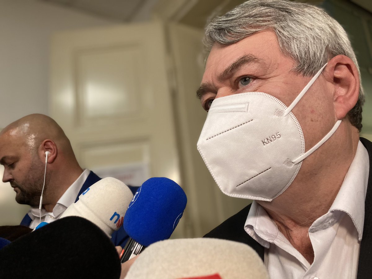 SmatanaLubo's tweet photo. “Jsem zklamán, tohle jsem opravdu nečekal. V parlamentu nebude levice. Vázanou noví bojovníci”, říká předseda @kscm Vojtěch Filip. “Slzy v očích mam kvůli alergii na prach” #irozhlas #radiozurnal #CRoplus https://t.co/bUv9rda976
