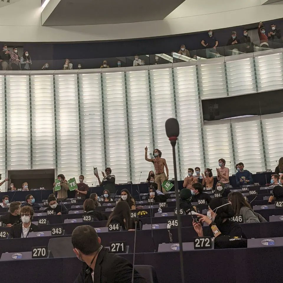 Jeunes_Ecolos's tweet photo. Après notre opération "coup de poing" au Parlement Européen pour réclamer une PAC plus ambitieuse ✊🌻 #votethisCAPdown
@pabl_vallee @Leo_Cerosky @Romain_Bounet @lauranebgn @ClovisDaguerre @JCoutureau @LolaRamsden @basilotPerrot @Guillaume_bchn @LeloupLucas https://t.co/cctxMNX43A