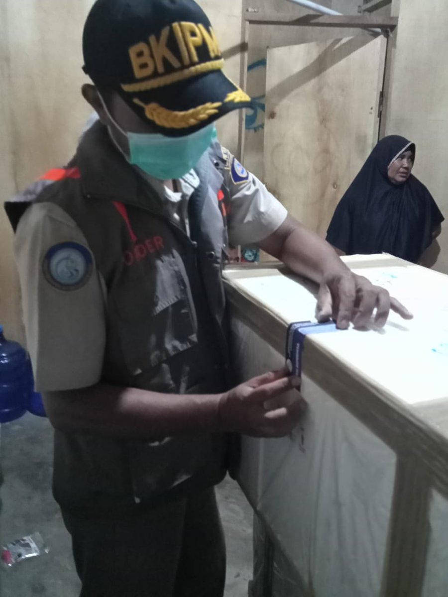 TobeloBkipm's tweet photo. 09-10-2021. Pemeriksaan Media Pembawa Lobster Hidup 179 Ekor dan Udang kipas 76 Ekor di Farm Milik  Ibu Fitri Ariyani Tobelo yang akan dilalulintaskan Tujuan Jakarta #OneHealthKIPM @bkipm_kkp
@BKIPMJakartaI @BKIPMTernate @arsal_azis
#MenteriKKP #MenteriKelautanPerikanan https://t.co/67C2bCbxm4