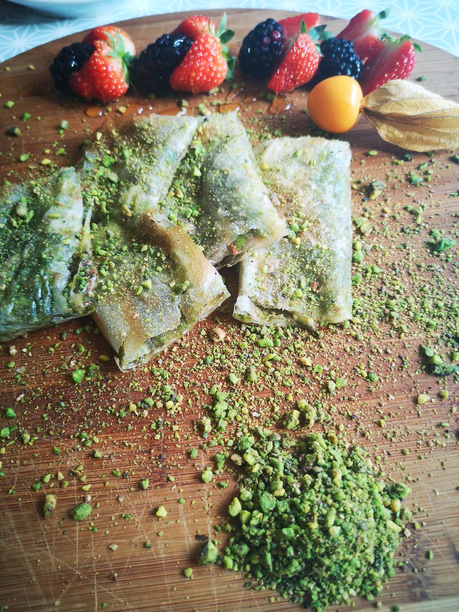 When breakfast meetings look this good 😍 #birkenhead #turkishtreats Taste of Malap treated us to this blissful pistachio plateful!