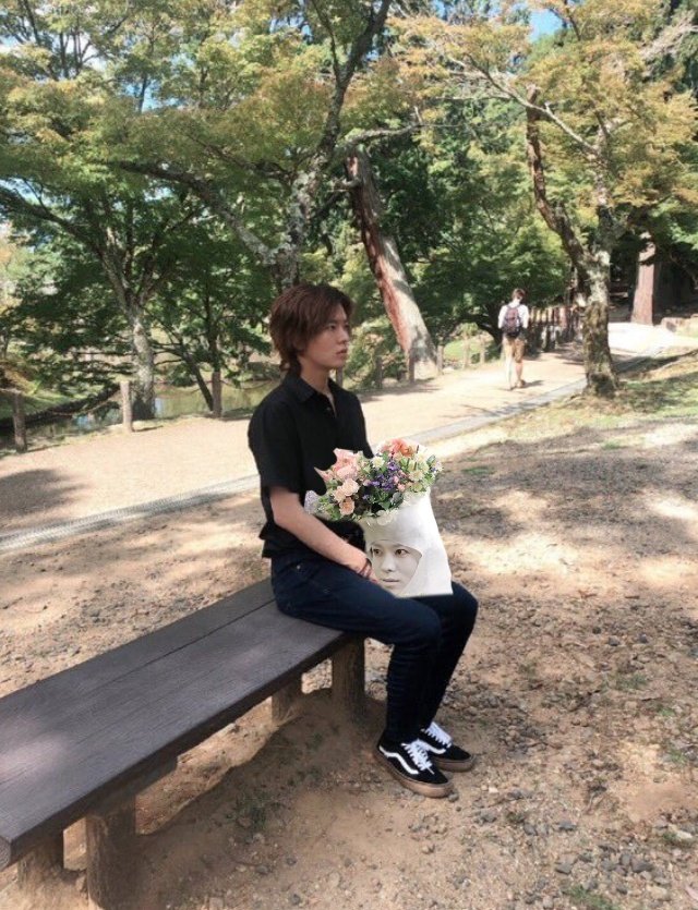 พี่ยูตะจะเอาช่อดอกไม้ไปให้ใครเหรอคะ