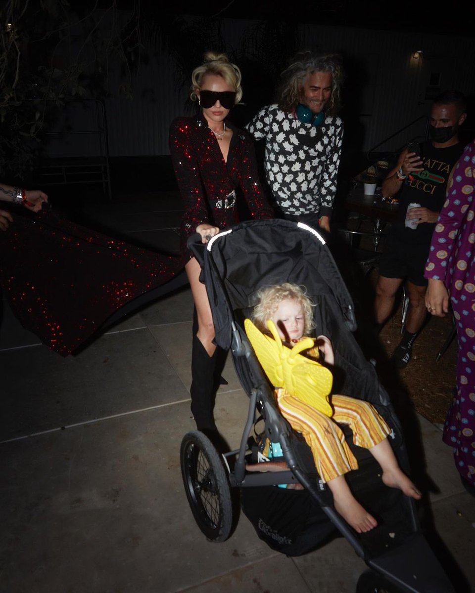 MileyCyrus's tweet photo. Wouldn’t be a finale festival show without GLAM &amp; FAM! The Coyne’s made it to soooooo many shows this season! Y’all’s love and loyalty means the 🌎 &amp; bein Auntie Meow to BB Bloom &amp; BB#2 is one of my biggest joys on earth! I’m so fucking sentimental today! https://t.co/9frMYk1d4z