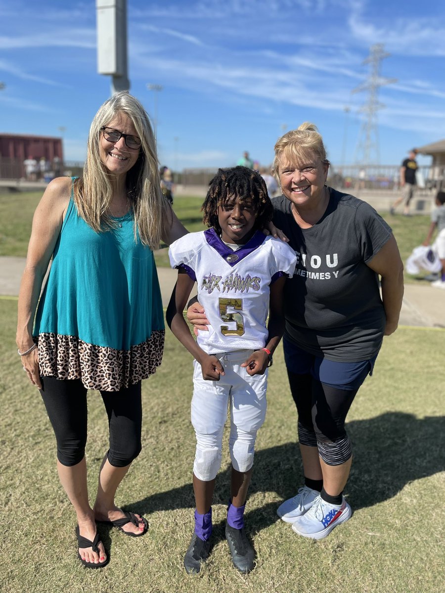 mrscusanosclass's tweet photo. Supporting our Creekside Cubs on the field! @CreeksideCubs https://t.co/BAYrTsOXzk