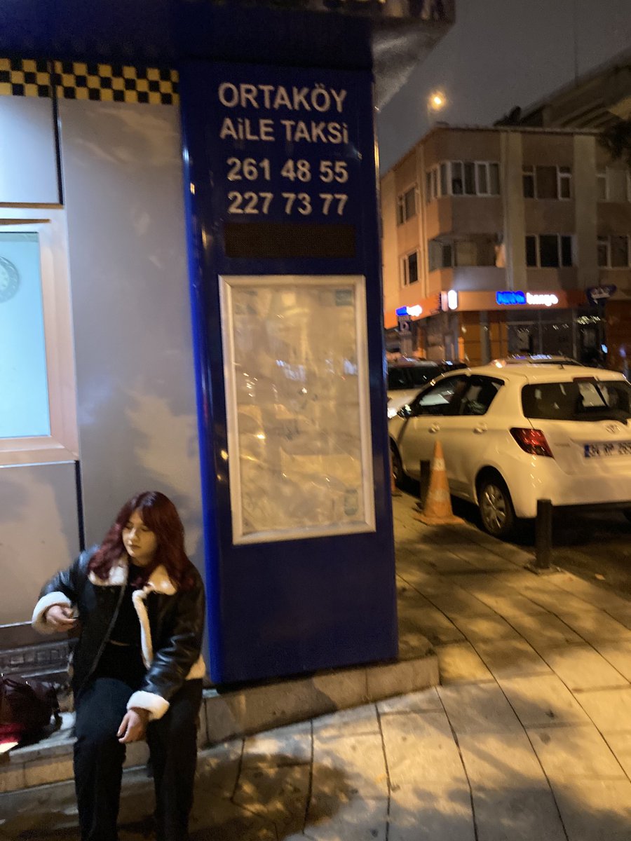 Bu taxi durağının ofisini Belediye yapmış ve bunlar vatandaşa hizmet verniyor.
Bu durakkarı lütfen kaldırın Sn.İmamoğlu