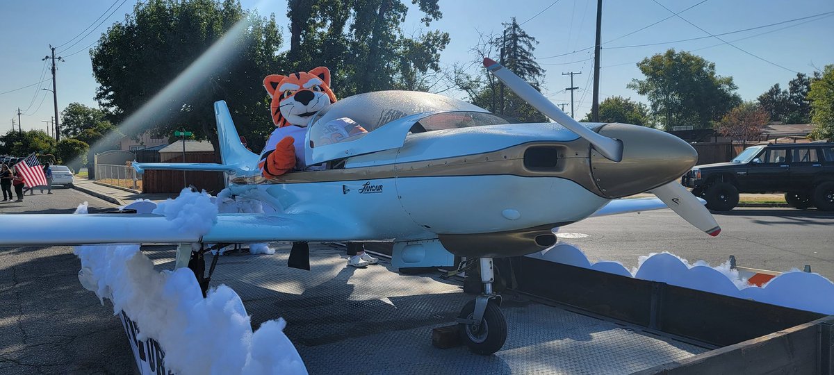 reedleycollege's tweet photo. Reedley Fiesta Parade ready!
#GoTigers🐯
#FlyingTigers
#Aero
#FlightScience
#AMT https://t.co/BRf0F5rBlH