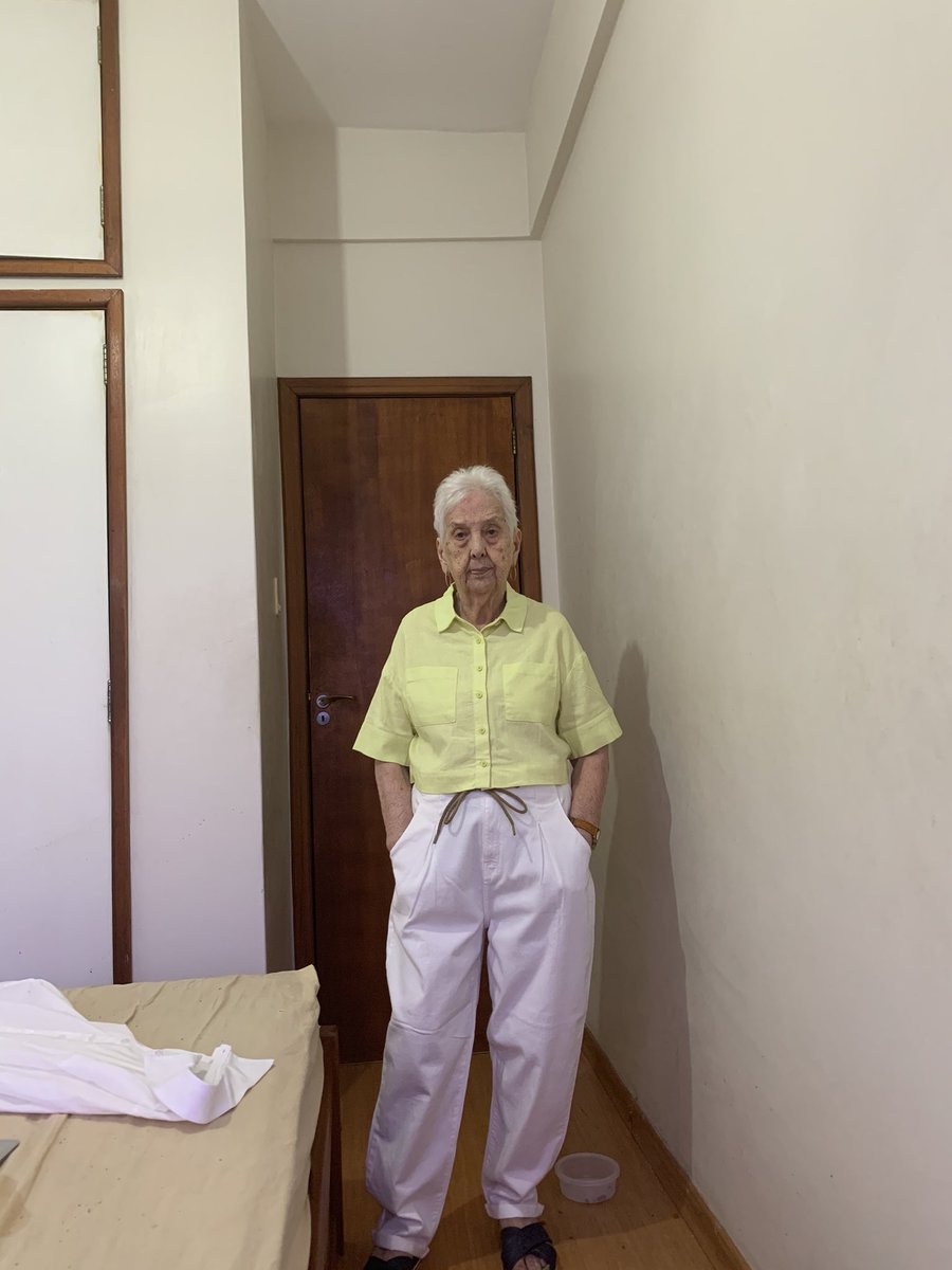 minha mãe veio me mostrar as roupas que ela comprou na renner