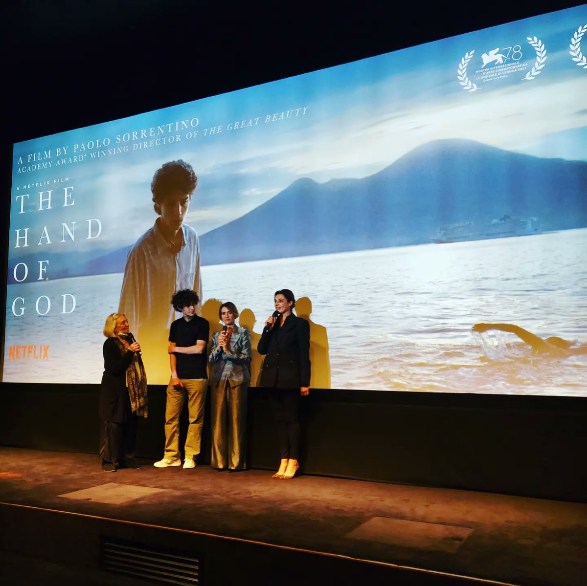 J_SpeakItalian's tweet photo. "Alla fine torni sempre a te e a questa città."(È stata la mano di Dio). Si ricomincia con un #film che emoziona...Grazie @CinemaItaliaUK per questo evento speciale!
#thehandofgod #cinemaitaliano #londra #italianfilm #London #Cinema #movietime #Netflix https://t.co/7ecaxlI8eK