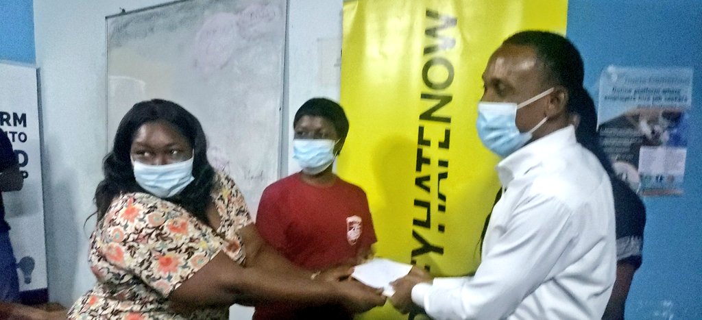 NadeshEduke's tweet photo. And the third prize goes tooooo
#MobileTap
Water shortage is a big problem in Buea precisely, Molyko.
Mobile tap will make available water for denizens.
#Tech4Peace all the way.
@FridaBaiye is handing tbs envelop.
@DefyhatenowWCA you are doing well https://t.co/M22VDFi6eD