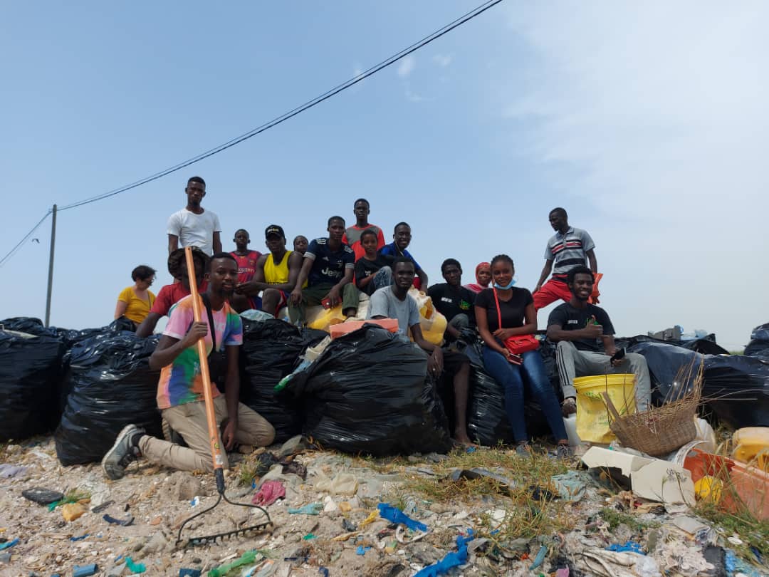 medzaproduction's tweet photo. Opération de nettoyage du Jour 
L équipe de bénévole #Crac du #TeamMedza réussit à récupérer 100sacs de déchet plastique à la plage de Minam (Bargny)
de la citoyenneté active 
@Macky_Sall 
@MULHPSenegal 
@CCNUCC 
@Cassis_Ibra 
@FallRaissa 
@MassTHIAM 
#kebetu https://t.co/R0iEUUeUsd