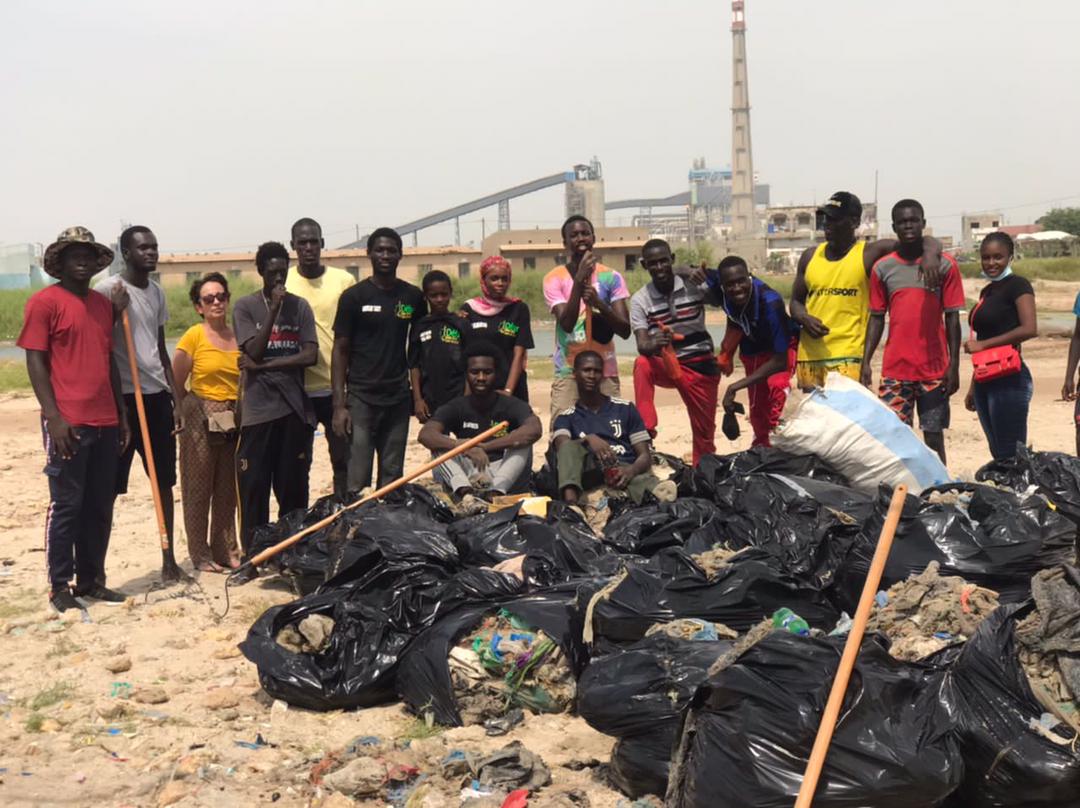 medzaproduction's tweet photo. Opération de nettoyage du Jour 
L équipe de bénévole #Crac du #TeamMedza réussit à récupérer 100sacs de déchet plastique à la plage de Minam (Bargny)
de la citoyenneté active 
@Macky_Sall 
@MULHPSenegal 
@CCNUCC 
@Cassis_Ibra 
@FallRaissa 
@MassTHIAM 
#kebetu https://t.co/R0iEUUeUsd