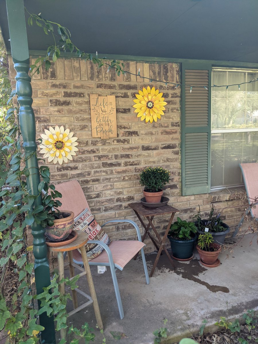 dfteach's tweet photo. Added a mum to my corner of the porch. I really want to get some plant shelving.🤔 #ChristmasGift? #christmasiscoming

#FallWithAlane @AlaneAdamsBooks https://t.co/Mi4n4Fddgu