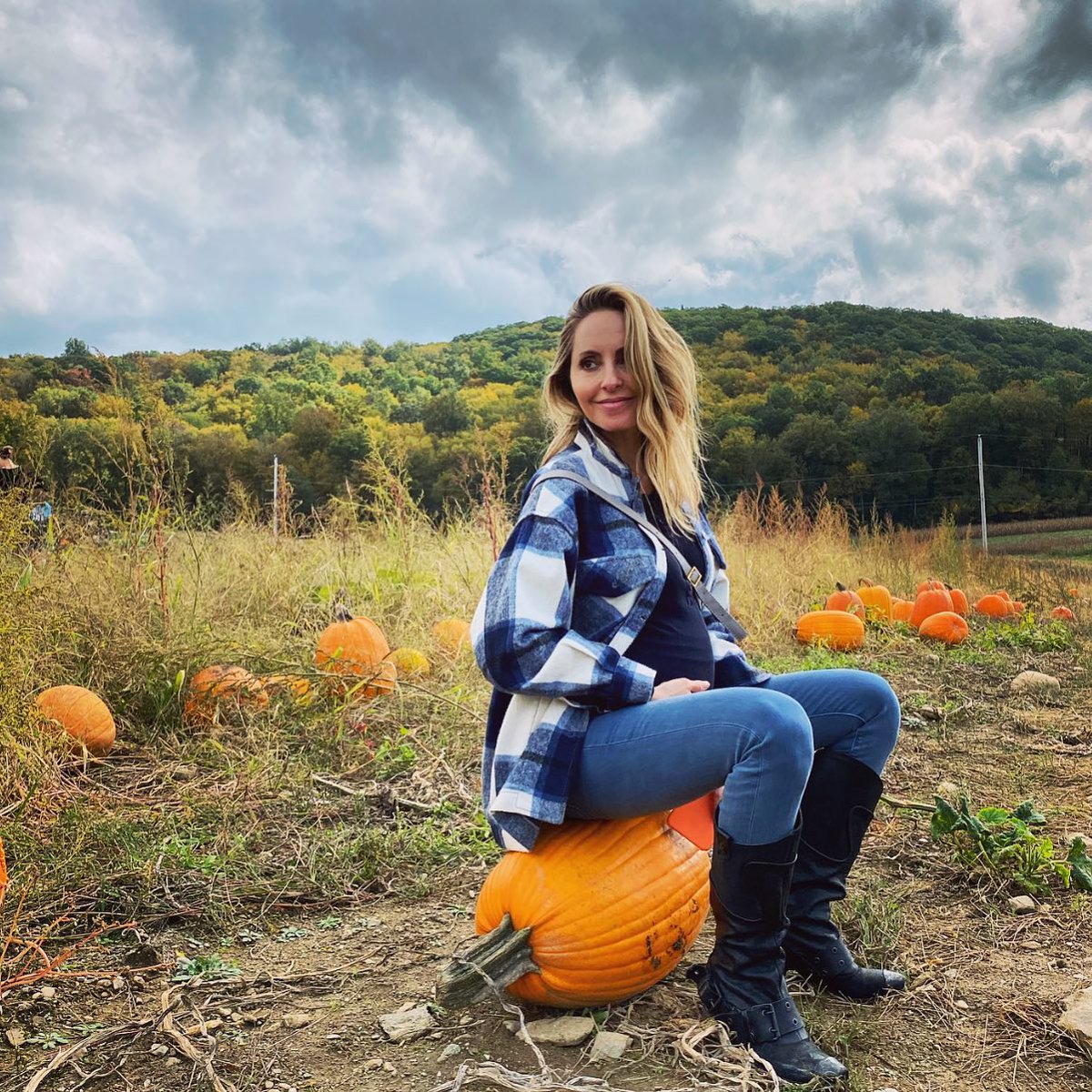 Pregnant on a pumpkin…

🤰🎃
 
#mom #pregnant #secondtrimester #feelinggood #pumpkinpatch #pumpkinpatchphotoshoot #gabbybernstein #theuniversehasyourback: zpr.io/u2pK3cm8DHq7