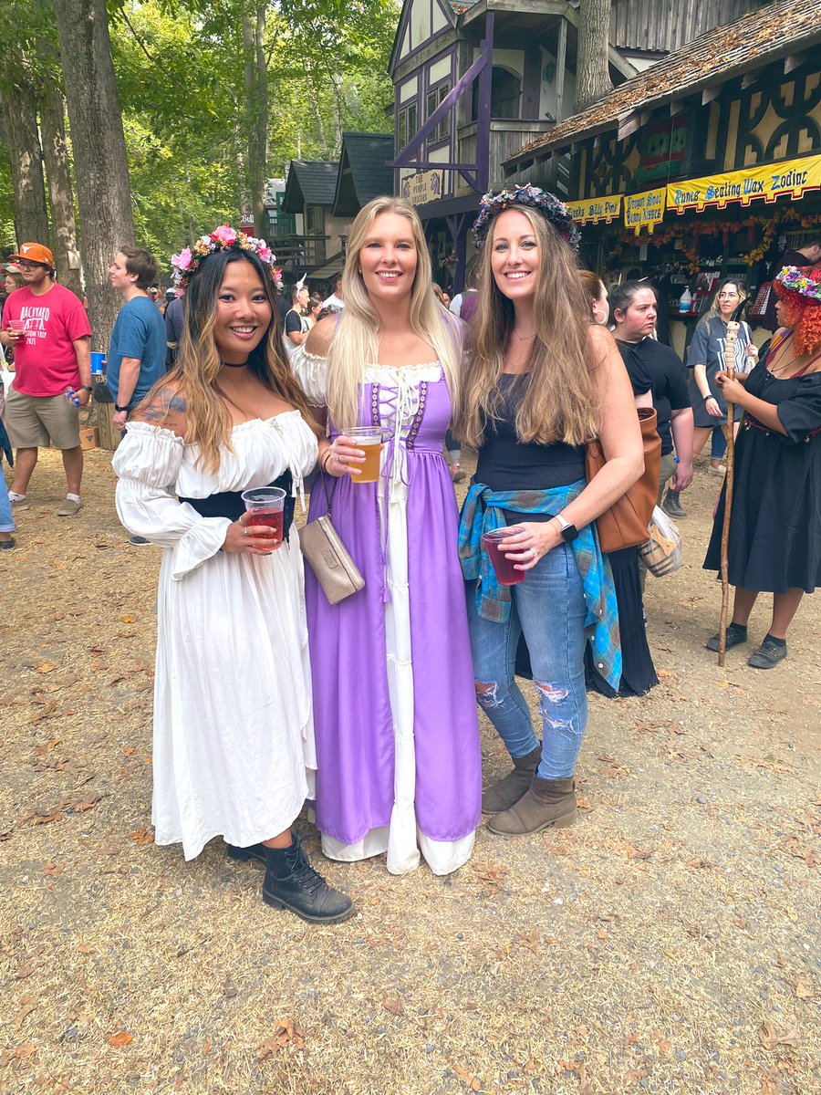 asianmegan's tweet photo. With the prettiest babes at the Ren Fest @lauraofthevalle #TwitterlessJess https://t.co/zAj5h6c52O
