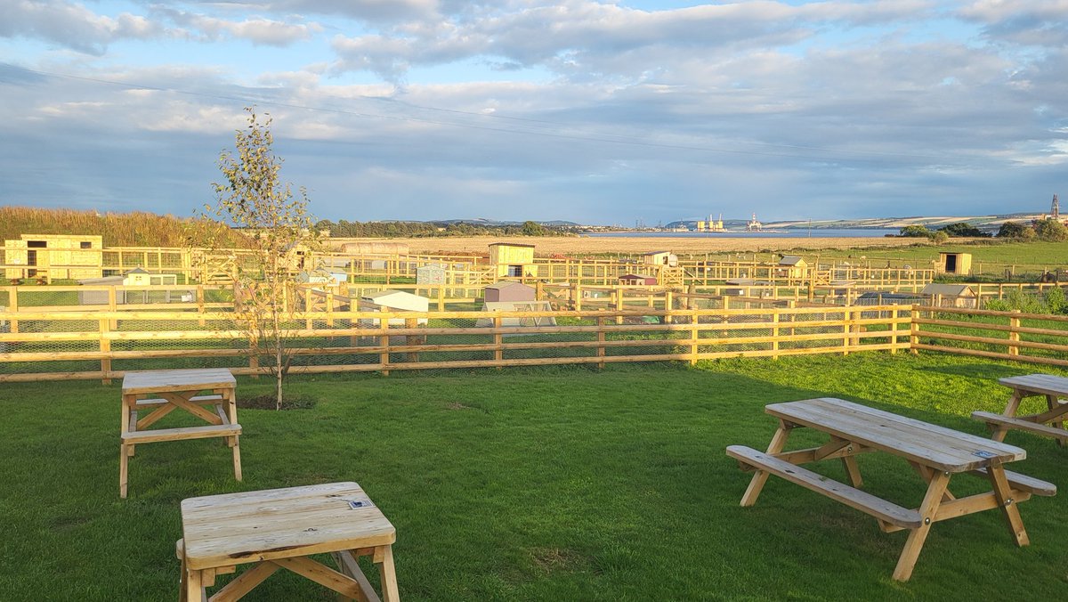 DalmoreFarm's tweet photo. Closing up tonight and caught this great picture. The view of the Cromarty Firth and evening light is beautiful! 🌅
...
#dalmorefarm #alness #nofilter #closedsunday @K6TY https://t.co/l0B7e443BR