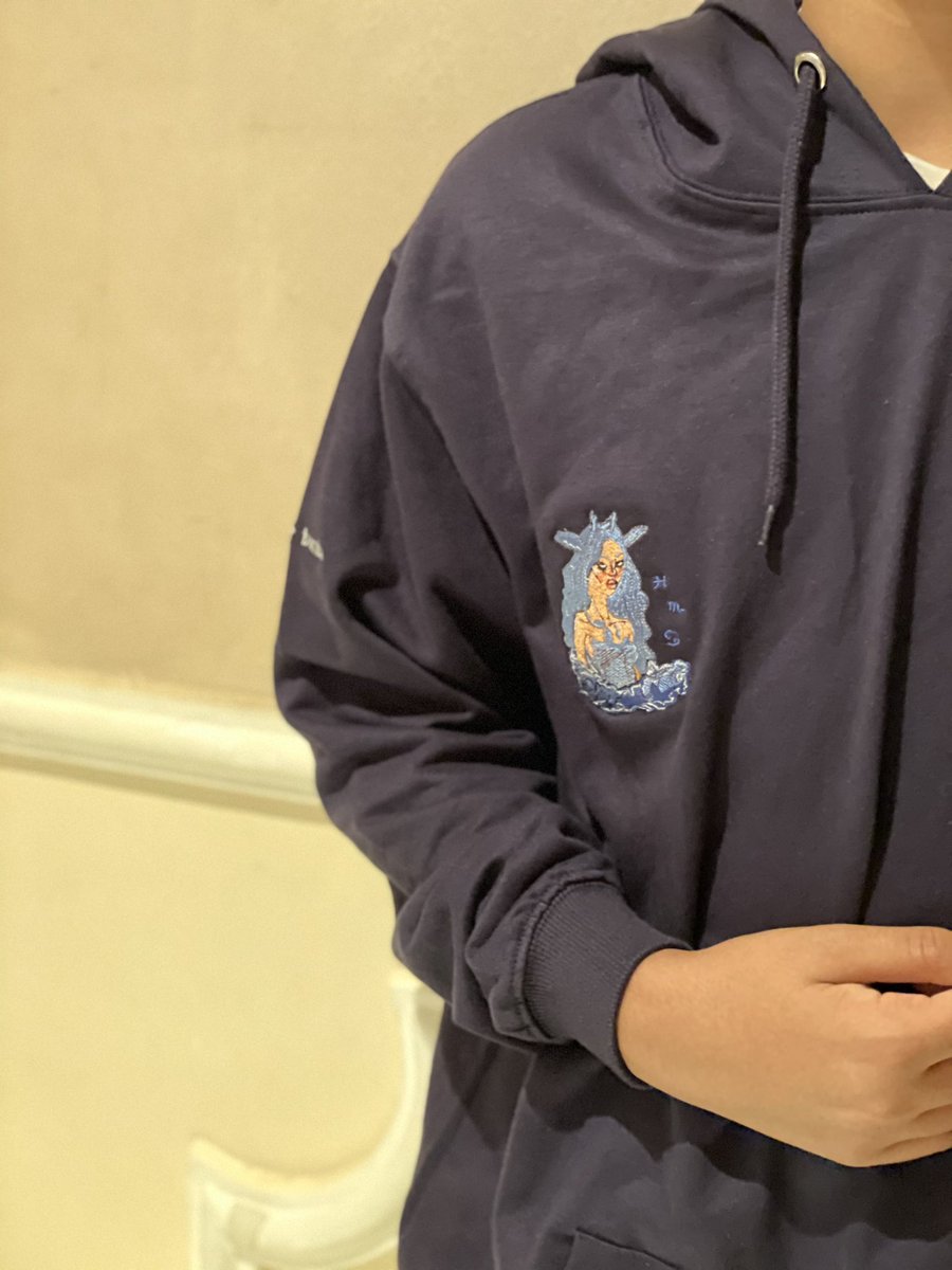 JSky_Designs's tweet image. جيناكم بالجديد😍✨
هوديز من تصاميم الرسامة @NADA_435  ♥️♥️
.
.
يمكن تغيير الحجم ولون الهودي 💕🙏🏻
يمكن تطريز الرسمة على تيشيرت او توتي باق♥️